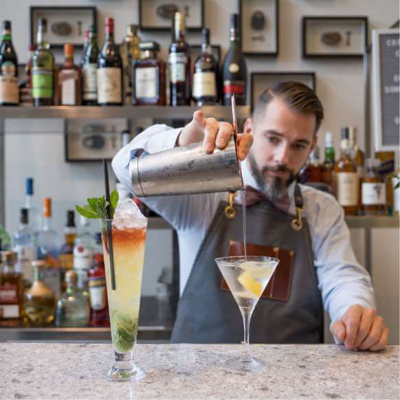 Your Guide to Hiring a Bartender For Your Wedding